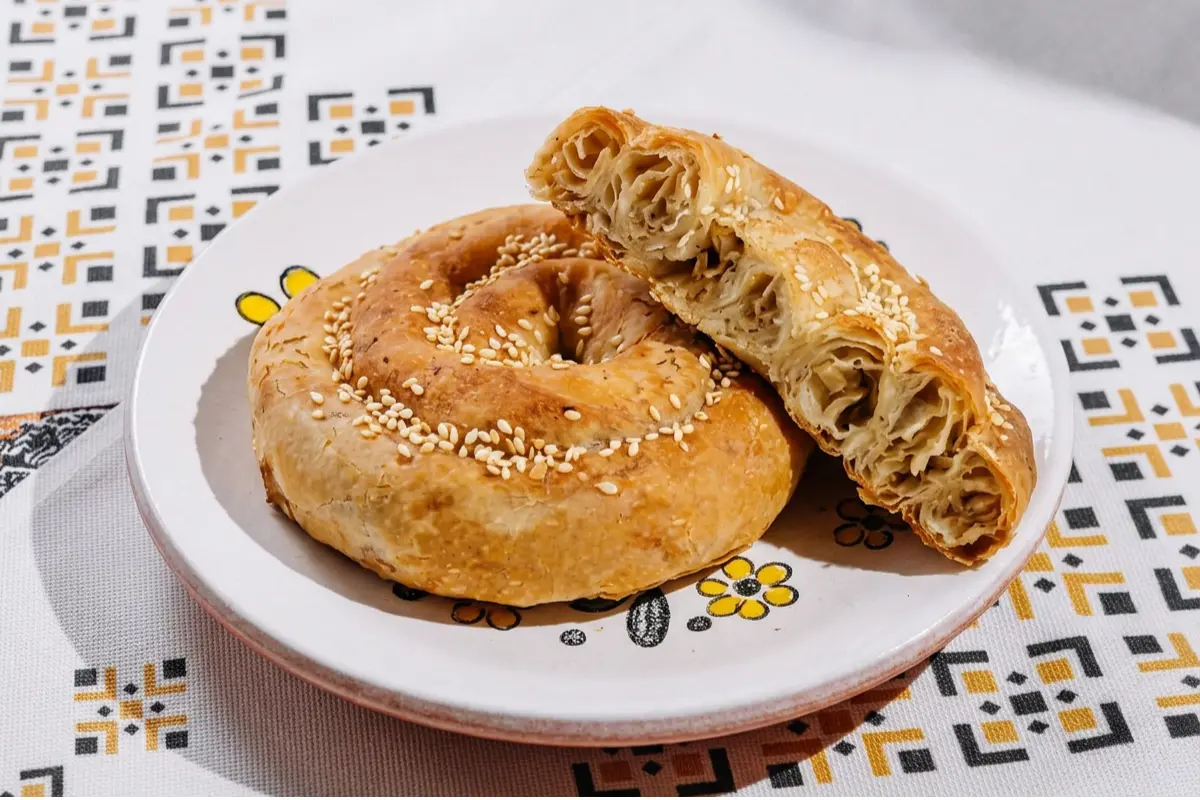 Plăcintă din aluat întins cu varză 