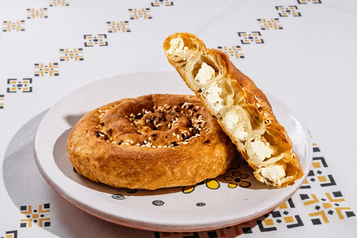 Plăcintă din aluat întins cu brânză 