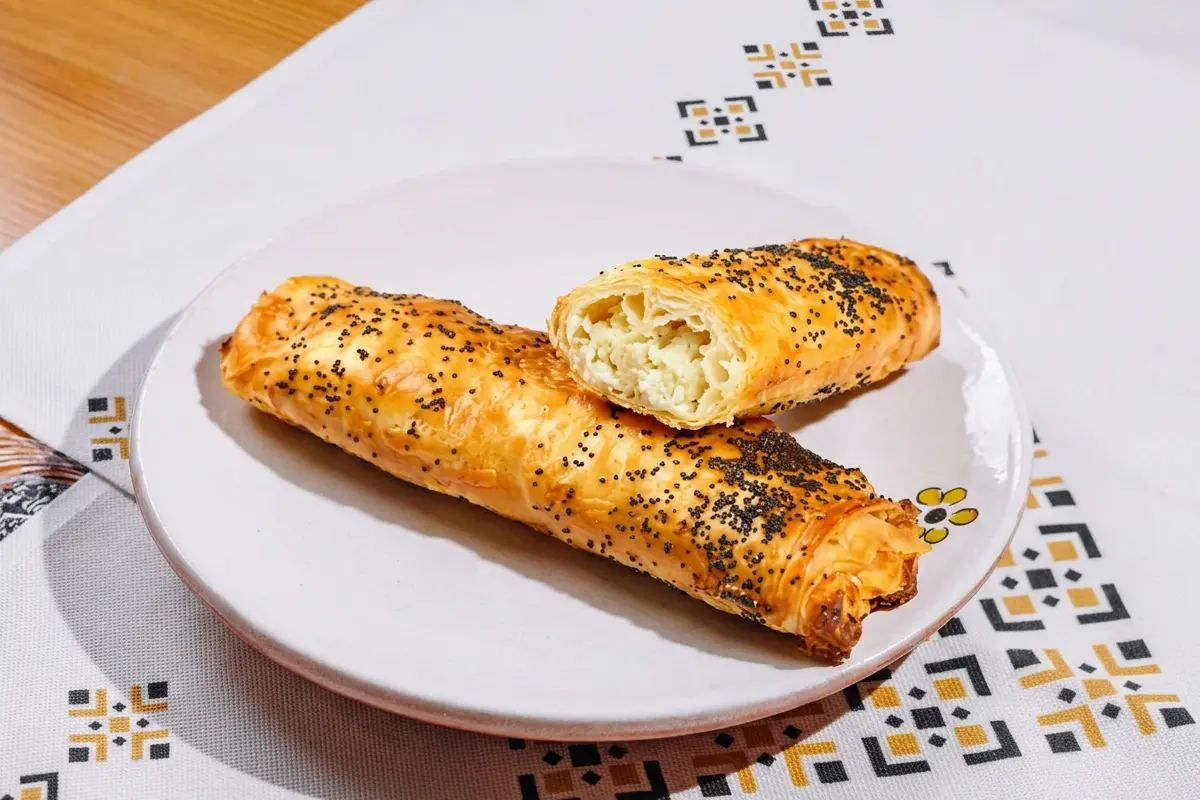 "Plăcintă de casă" din aluat întins cu brânză